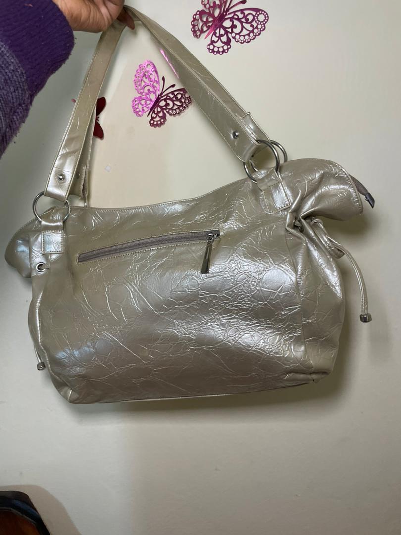Sac à main de friperie chic beige verni – élégant & tendance ✨ 100 % cuir - photo 2