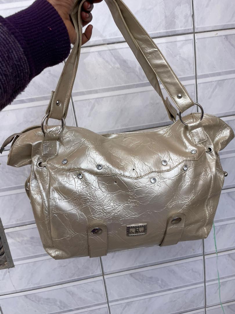 Sac à main de friperie chic beige verni – élégant & tendance ✨ 100 % cuir - photo 3