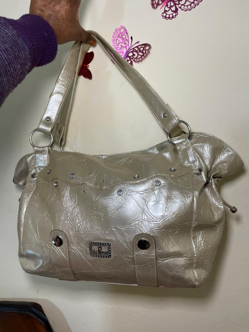 Sac à main de friperie chic beige verni – élégant & tendance ✨ 100 % cuir