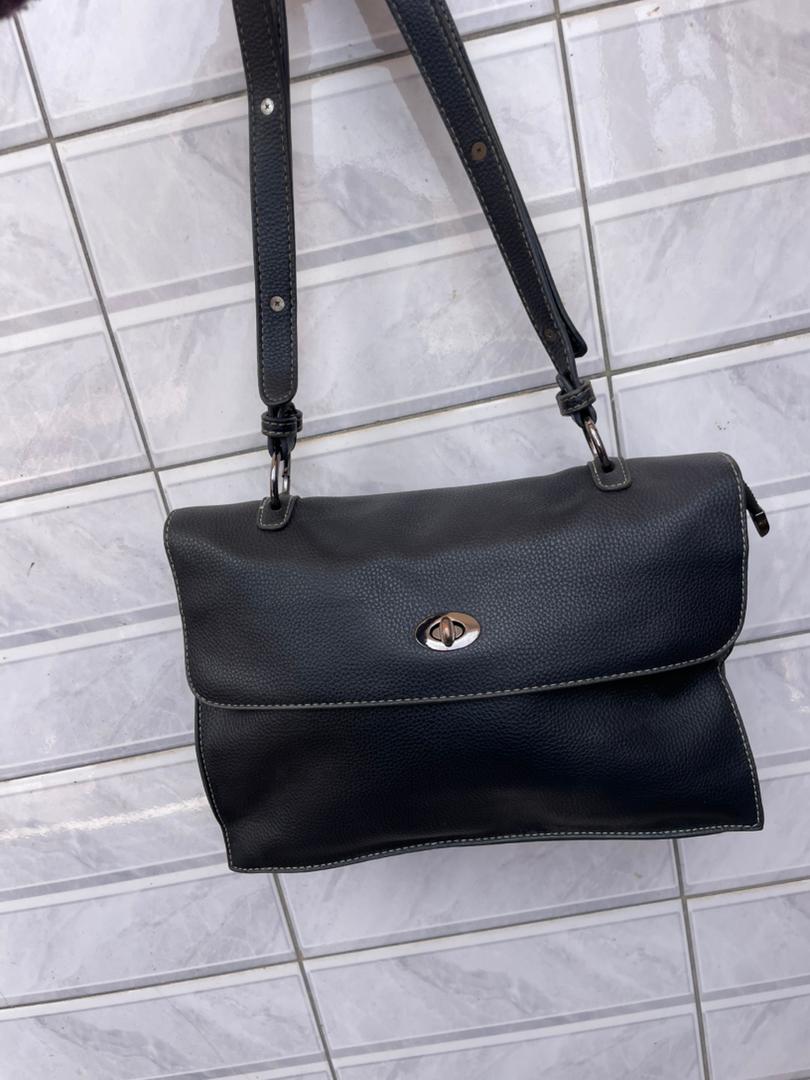 Sac à main noir de friperie élégant – style chic et intemporel 🖤 100% cuir - photo 3